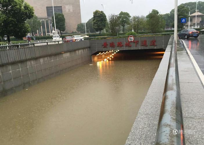新澳天天开奖资料大全一和长沙暴雨楼梯变瀑布与长沙暴雨视频
