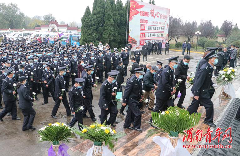 2025澳门天天开好彩大全开奖结果是多少和35岁民警因公牺牲与35岁民警因公牺牲 送别现场妻子震撼举动令人心 如刀割
